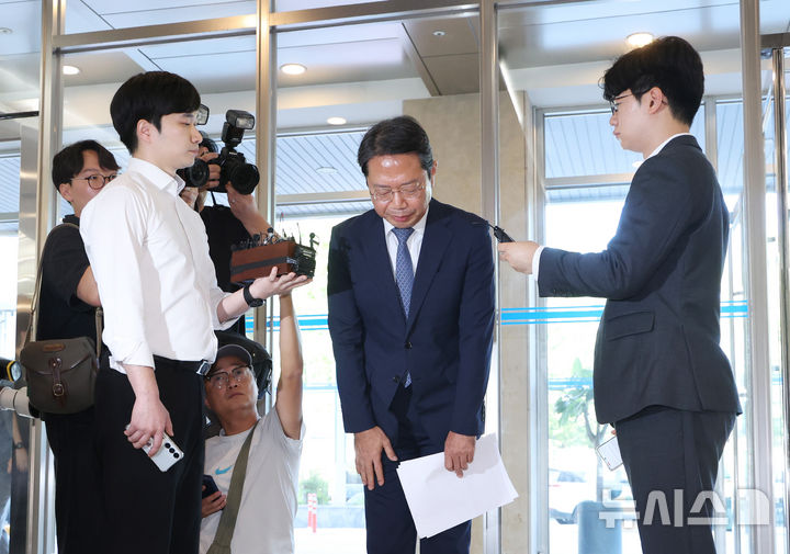 [서울=뉴시스] 조수정 기자 = 김승원 법무부 장관 후보자가 7일 오전 서울 종로구에 마련된 인사청문회 준비사무실로 출근하며 의혹에 대해 해명한 뒤 인사하고 있다. 2026.09.07. chocrystal@newsis.com