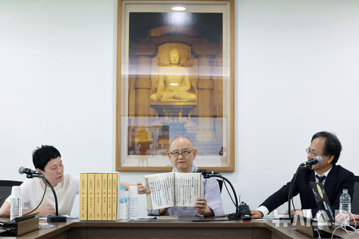 [서울=뉴시스] 박진희 기자 = 송광사성보박물관장 고경스님이 7일 서울 종로구 한국불교역사문화기념관에서 한국 근현대 불교미술의 거장 금용당 일섭스님의 삶과 예술을 기록한 '금용일섭 全6권' 출판 기자간담회를 하고 있다. 왼쪽부터 신은영 송광사성보박물관 학예사, 고경스님, 송은석 동국대 WISE캠퍼스 교수. 2026.09.07. pak7130@newsis.com