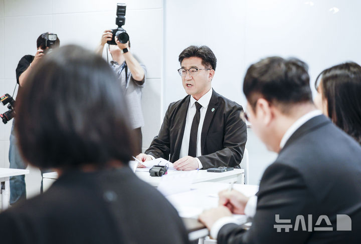 [서울=뉴시스] 정병혁 기자 = 오준호 기본소득당 신임 대표가 7일 서울 영등포구 기본소득당사에서 열린 최고위원회의에서 발언하고 있다. 2026.09.07. jhope@newsis.com