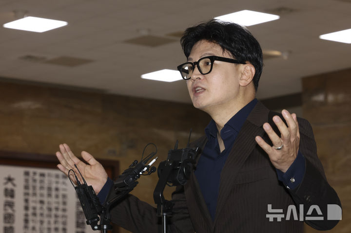 [서울=뉴시스] 김근수 기자 = 한동훈 무소속 의원이 7일 오전 서울 여의도 국회 로텐더홀 앞에서 김승원 법무부 장관 후보자 의혹 제기 브리핑을 하고 있다. 2026.09.07. ks@newsis.com