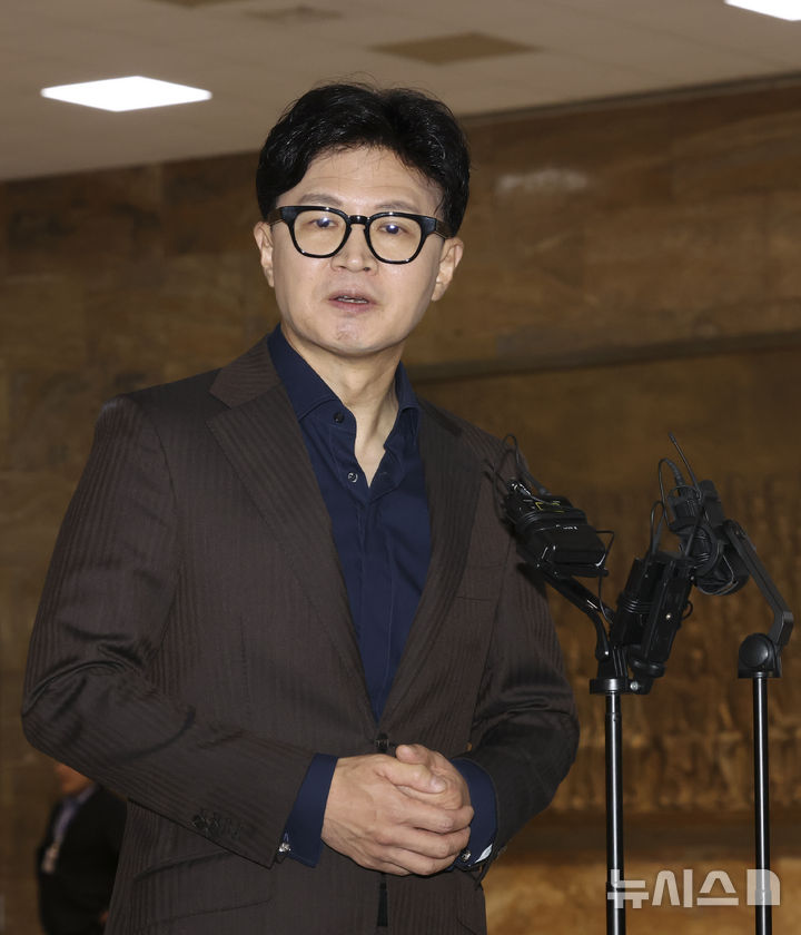 [서울=뉴시스] 김근수 기자 = 한동훈 무소속 의원이 7일 오전 서울 여의도 국회 로텐더홀 앞에서 김승원 법무부 장관 후보자 의혹 제기 브리핑을 하고 있다. 2026.09.07. ks@newsis.com