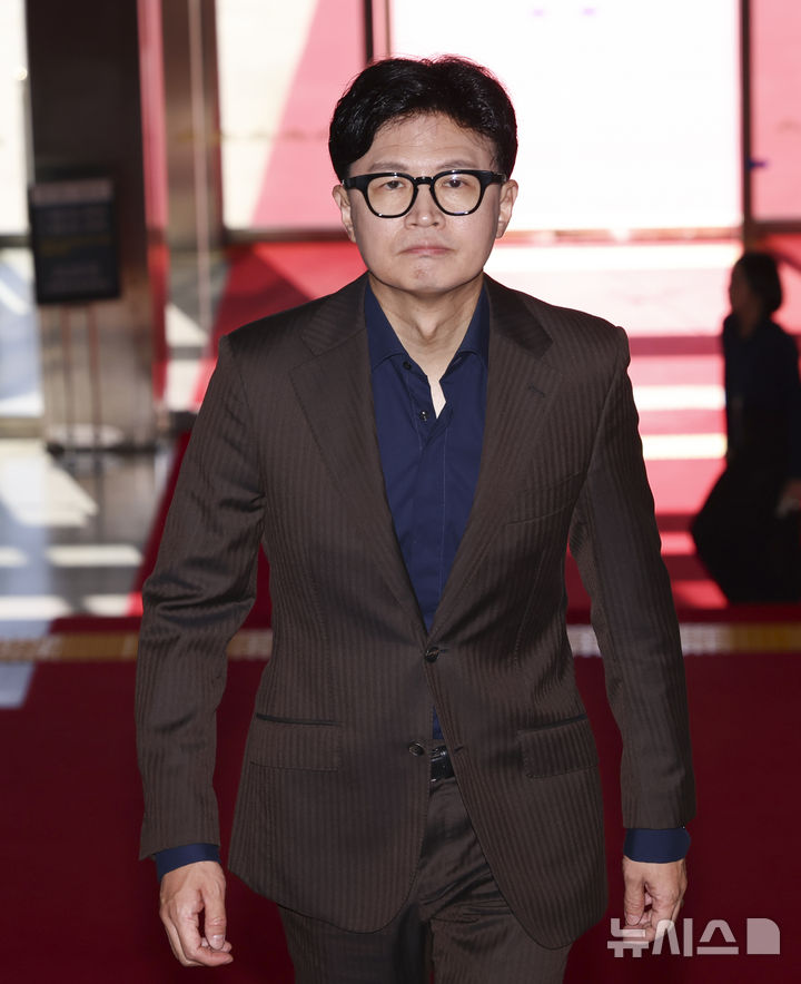 [서울=뉴시스] 김근수 기자 = 한동훈 무소속 의원이 7일 오전 서울 여의도 국회 로텐더홀 앞에서 김승원 법무부 장관 후보자 의혹 제기 브리핑하기 위해 이동하고 있다. 2026.09.07. ks@newsis.com