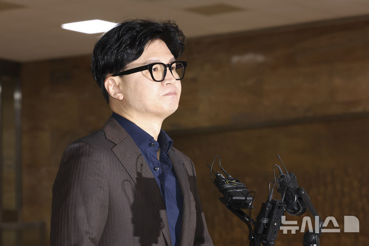 [서울=뉴시스] 김근수 기자 = 한동훈 무소속 의원이 7일 오전 서울 여의도 국회 로텐더홀 앞에서 김승원 법무부 장관 후보자 의혹 제기 브리핑을 하고 있다. 2026.09.07. ks@newsis.com