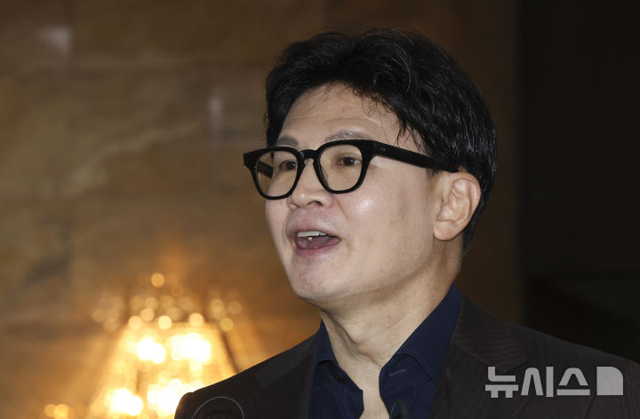 [서울=뉴시스] 김근수 기자 = 한동훈 무소속 의원이 7일 오전 서울 여의도 국회 로텐더홀 앞에서 김승원 법무부 장관 후보자 의혹 제기 브리핑을 하고 있다. 2026.09.07. ks@newsis.com