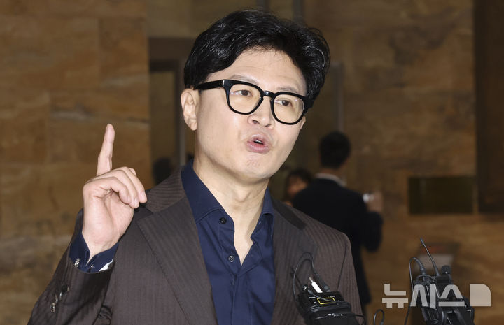 [서울=뉴시스] 김근수 기자 = 한동훈 무소속 의원이 7일 오전 서울 여의도 국회 로텐더홀 앞에서 김승원 법무부 장관 후보자 의혹 제기 브리핑을 하고 있다. 2026.09.07. ks@newsis.com