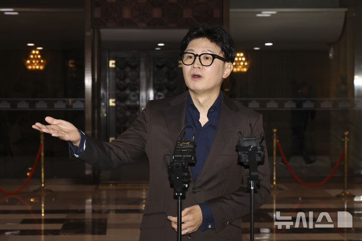 [서울=뉴시스] 김근수 기자 = 한동훈 무소속 의원이 7일 오전 서울 여의도 국회 로텐더홀 앞에서 김승원 법무부 장관 후보자 의혹 제기 브리핑을 하고 있다. 2026.09.07. ks@newsis.com