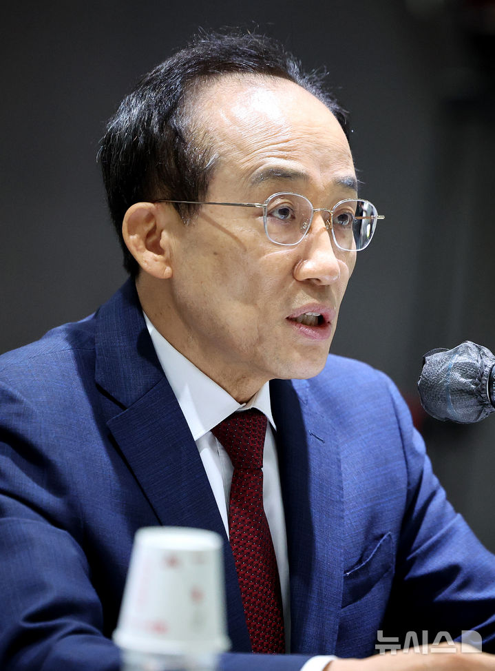 [대구=뉴시스] 이무열 기자 = 추경호 대구시장이 7일 대구 북구 대구창조경제혁식센터에서 열린 청년과 기술이 모이는 대구 창업생태계 활성화 전략을 위한 제4차 비상경제대책회의에서 발언하고 있다. 2026.09.07. lmy@newsis.com