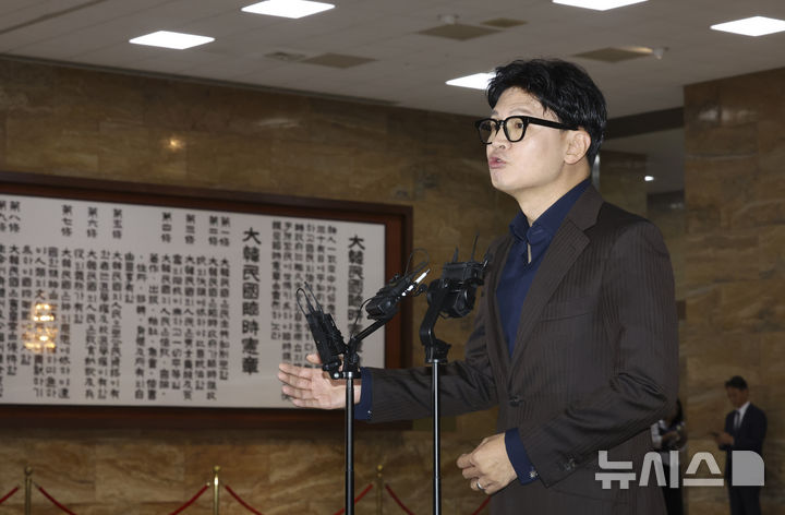 [서울=뉴시스] 김근수 기자 = 한동훈 무소속 의원이 7일 오전 서울 여의도 국회 로텐더홀 앞에서 김승원 법무부 장관 후보자 의혹 제기 브리핑을 하고 있다. 2026.09.07. ks@newsis.com