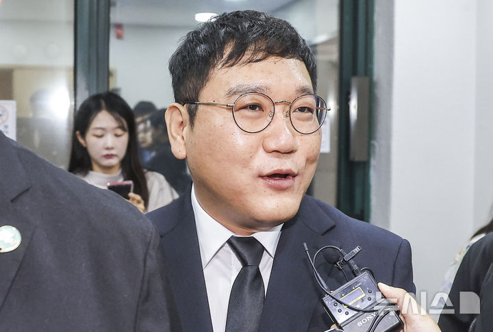 [서울=뉴시스] 정병혁 기자 = 용혜인 성평등가족부 장관 후보자의 남편 박기홍 기본소득당 최고위원이 7일 서울 영등포구 기본소득당사에서 열린 최고위원회의에 참석하며 취재진 질문을 받고 있다. 2026.09.07. jhope@newsis.com