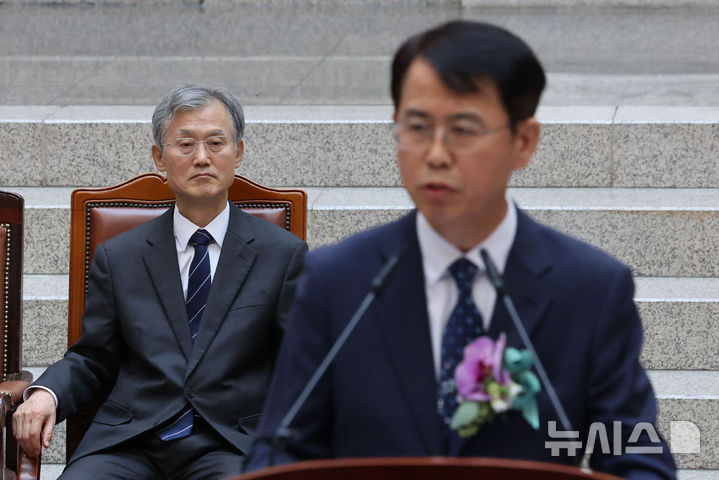 [서울=뉴시스] 권창회 기자 = 조희대 대법원장이 지난 7일 서울 서초구 대법원에서 열린 이흥구 대법관 퇴임식에서 이 대법관의 퇴임사를 지켜보고 있다. 2026.09.08. kch0523@newsis.com