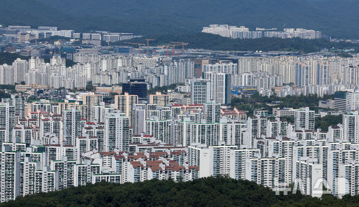 [성남=뉴시스] 이영환 기자 = 7일 경기 성남시 불곡산에서 분당구 일대 아파트가 보이고 있다.  7일 직방이 최근 1년간(2025년 9월~2026년 8월) 전국 아파트 매매시세를 분석한 결과 경기 성남시 분당구가 29.5% 올라 가장 높은 상승률을 기록했다. 재건축·리모델링 정비사업 기대감이 지속되는 가운데 야탑·서현·구미동을 중심으로 오름세가 강했다. 2026.09.07. 20hwan@newsis.com