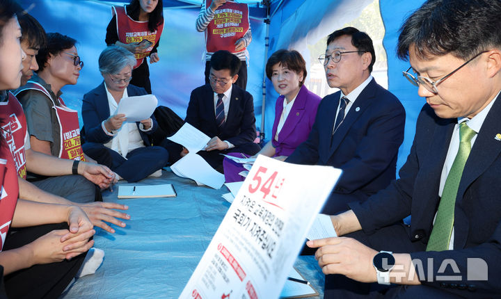 [서울=뉴시스] 고범준 기자 = 정근식(오른쪽 두번째) 서울시 교육감이 7일 서울 여의도 국회 앞에 마련된 '2026년 지방교육재정교부금 개편 대응 긴급행동'(긴급행동) 천막농성을 찾아 관계자들과 대화를 하고 있다. 2026.09.07. bjko@newsis.com