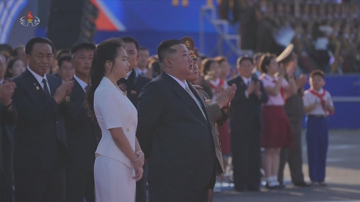 [서울=뉴시스] 조선중앙TV는 김정은 북한 국무위원장이 지난 6일 동해 원산항에서 열린 강건호 취역 기념식에 참석했다고 7일 보도했다. 이 자리에는 부인 리설주 여사, 딸 김주애가 함께했다. (사진=조선중앙TV 캡처) 2026.09.07. photo@newsis.com *재판매 및 DB 금지