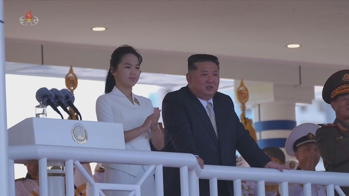 [서울=뉴시스] 조선중앙TV는 김정은 북한 국무위원장이 지난 6일 동해 원산항에서 열린 강건호 취역 기념식에 참석했다고 7일 보도했다. 이 자리에는 부인 리설주 여사, 딸 김주애가 함께했다. (사진=조선중앙TV 캡처) 2026.09.07. photo@newsis.com *재판매 및 DB 금지