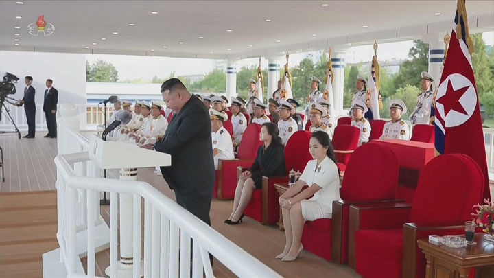 [서울=뉴시스] 조선중앙TV는 김정은 북한 국무위원장이 지난 6일 동해 원산항에서 열린 강건호 취역 기념식에 참석했다고 7일 보도했다. 이 자리에는 부인 리설주 여사, 딸 김주애가 함께했다. (사진=조선중앙TV 캡처) 2026.09.07. photo@newsis.com *재판매 및 DB 금지