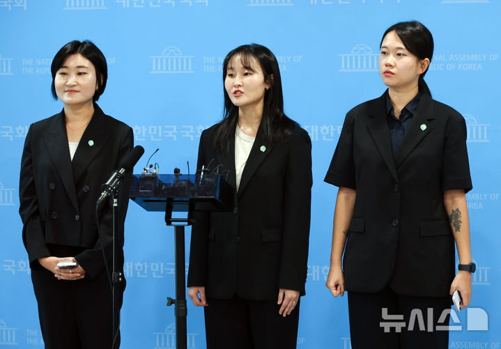 [서울=뉴시스] 최진석 기자 = 신지혜(왼쪽부터) 기본소득당 대변인, 노서영 대변인, 김진서 부대변인이 7일 여의도 국회 소통관에서 기본소득당 재정 및 인사 운영 관련 의혹에 대한 반박 기자회견을 마친 뒤 기자들의 질문에 답하고 있다. 2026.09.07. myjs@newsis.com