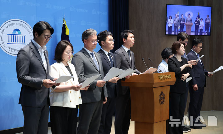 [서울=뉴시스] 최진석 기자 = 한준호 국회 과학기술정보방송통신위원회 여당 간사를 비롯한 더불어민주당 의원이 7일 여의도 국회 소통관에서 과방위 소속 이진숙 국민의힘 의원 관련 기자회견을 하고 있다. 2026.09.07. myjs@newsis.com