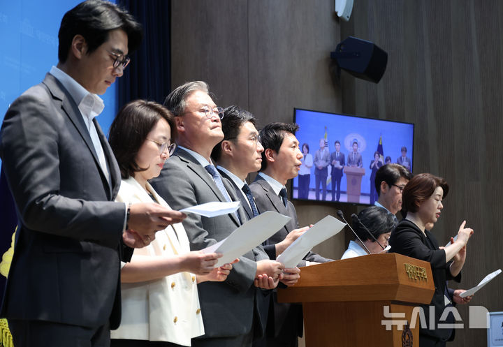 [서울=뉴시스] 최진석 기자 = 한준호 국회 과학기술정보방송통신위원회 여당 간사를 비롯한 더불어민주당 의원이 7일 여의도 국회 소통관에서 과방위 소속 이진숙 국민의힘 의원 관련 기자회견을 하고 있다. 2026.09.07. myjs@newsis.com