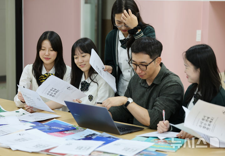 [수원=뉴시스] 김종택기자 = 2027학년도 수시모집 원서접수가 시작된 9월 7일 경기 수원시 영복여자고등학교에서 고3 수험생들이 선생님과 함께 수능 실시요강 등을 살펴보고 있다. 2026.09.07. jtk@newsis.com