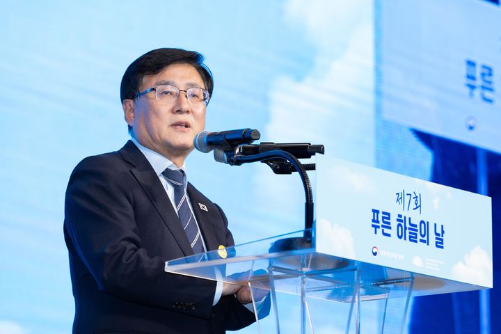 [서울=뉴시스] 김성환 기후에너지환경부 장관이 7일 서울 용산구 드래곤시티에서 열린 제7회 푸른 하늘의 날 정부 기념식에 참석해 기념사를 하고 있다. (사진=기후부 제공) 2026.09.07. photo@newsis.com *재판매 및 DB 금지
