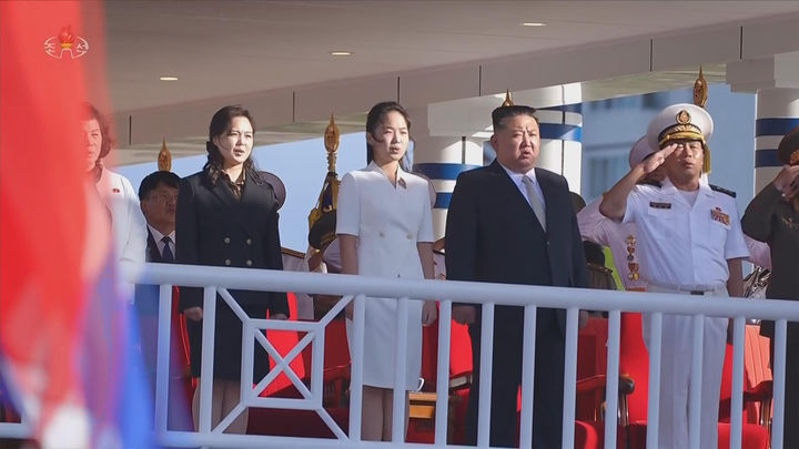 [서울=뉴시스] 조선중앙TV는 김정은 북한 국무위원장이 지난 6일 동해 원산항에서 열린 강건호 취역 기념식에 참석했다고 7일 보도했다. 이 자리에는 부인 리설주 여사, 딸 김주애가 함께했다. (사진=조선중앙TV 캡처) 2026.09.07. photo@newsis.com *재판매 및 DB 금지