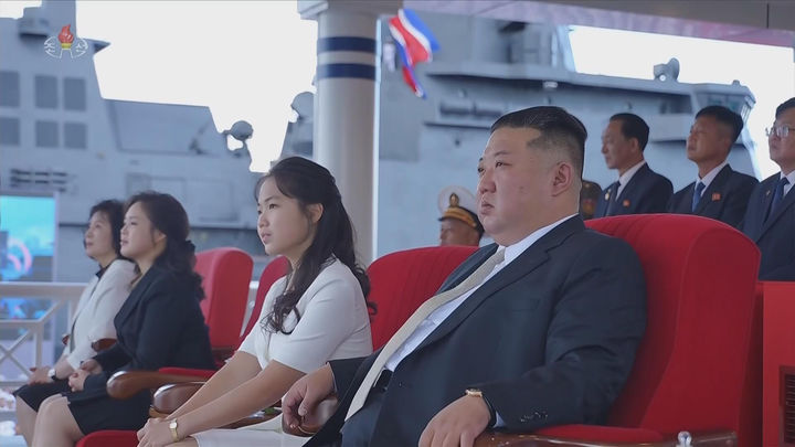 [서울=뉴시스] 조선중앙TV는 김정은 북한 국무위원장이 지난 6일 동해 원산항에서 열린 강건호 취역 기념식에 참석했다고 7일 보도했다. 이 자리에는 부인 리설주 여사, 딸 김주애가 함께했다. (사진=조선중앙TV 캡처) 2026.09.07. photo@newsis.com *재판매 및 DB 금지