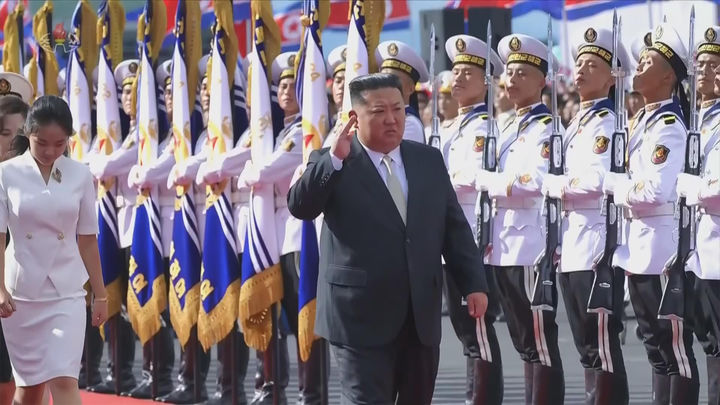 [서울=뉴시스] 조선중앙TV는 김정은 북한 국무위원장이 지난 6일 동해 원산항에서 열린 강건호 취역 기념식에 참석했다고 7일 보도했다. 이 자리에는 부인 리설주 여사, 딸 김주애가 함께했다. (사진=조선중앙TV 캡처) 2026.09.07. photo@newsis.com *재판매 및 DB 금지
