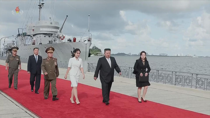 [서울=뉴시스] 조선중앙TV는 김정은 북한 국무위원장이 지난 6일 동해 원산항에서 열린 강건호 취역 기념식에 참석했다고 7일 보도했다. 이 자리에는 부인 리설주 여사, 딸 김주애가 함께했다. (사진=조선중앙TV 캡처) 2026.09.07. photo@newsis.com *재판매 및 DB 금지
