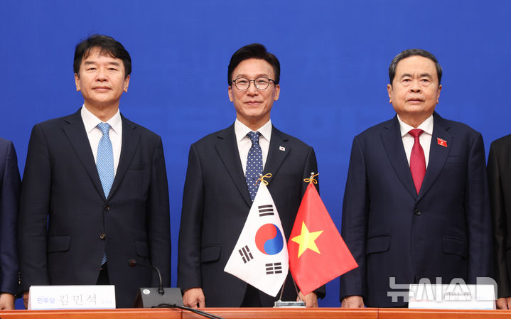 [서울=뉴시스] 김근수 기자 = 김민석(가운데) 더불어민주당 대표와 쩐 타잉 먼(오른쪽) 베트남 국회의장이 7일 오후 서울 여의도 국회에서 면담 전 기념촬영을 하고 있다. 2026.09.07. ks@newsis.com