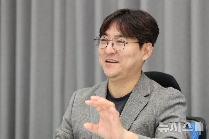 [서울=뉴시스] 권창회 기자 = 영국 진출 뮤지컬 '유앤잇' 원작자인 이응규 이지뮤지컬컴퍼니 대표가 7일 서울 강남구 뉴콘텐츠기업지원센터에서 뉴시스와 인터뷰 하고 있다. 2026.09.10. kch0523@newsis.com