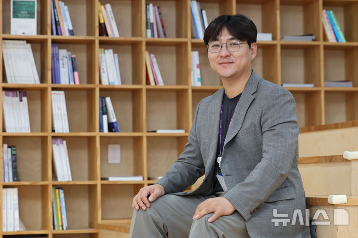 [서울=뉴시스] 권창회 기자 = 영국 진출 뮤지컬 '유앤잇' 원작자인 이응규 이지뮤지컬컴퍼니 대표가 7일 서울 강남구 뉴콘텐츠기업지원센터에서 뉴시스와 인터뷰 하고 있다. 2026.09.10. kch0523@newsis.com