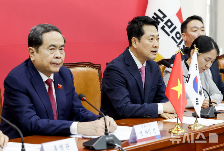 [서울=뉴시스] 정병혁 기자 = 장동혁 국민의힘 대표가 7일 서울 여의도 국회에서 쩐 타잉 먼 베트남 국회의장과 면담을 하고 있다. 2026.09.07. jhope@newsis.com