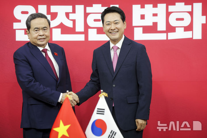 [서울=뉴시스] 정병혁 기자 = 장동혁 국민의힘 대표가 7일 서울 여의도 국회에서 쩐 타잉 먼 베트남 국회의장과 만나 기념촬영을 하고 있다. 2026.09.07. jhope@newsis.com