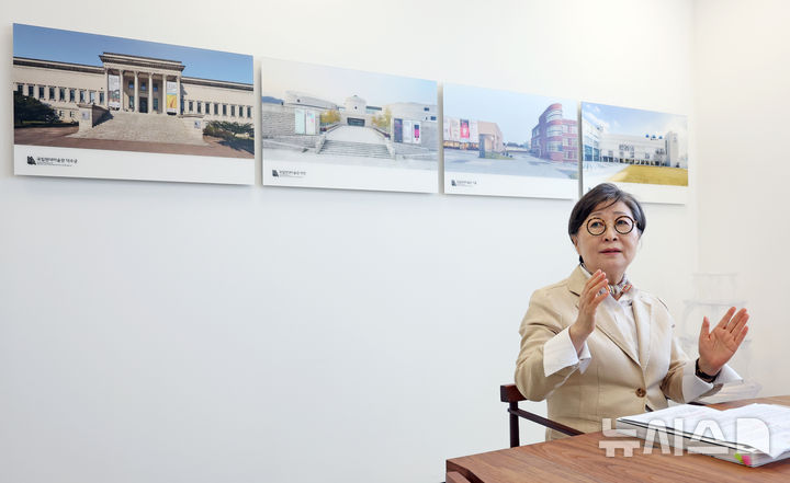 [서울=뉴시스] 박진희 기자 = 김성희 국립현대미술관 관장이 7일 서울 종로구 국립현대미술관 관장실에서 인터뷰를 하고 있다. 2026.09.08. pak7130@newsis.com