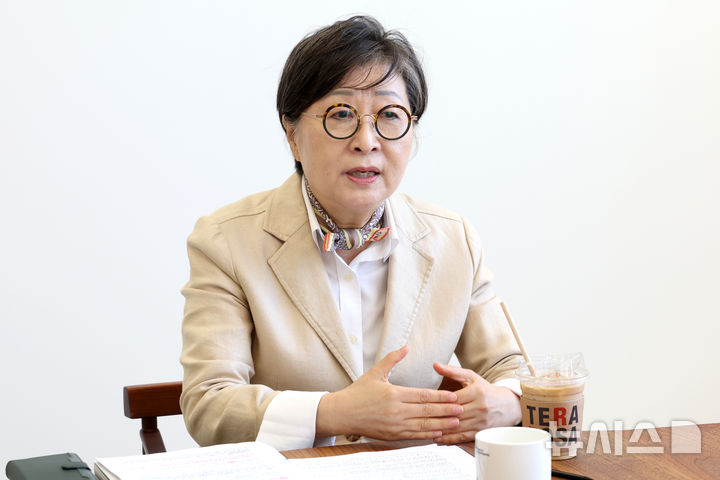 [서울=뉴시스] 박진희 기자 = 김성희 국립현대미술관 관장이 7일 서울 종로구 국립현대미술관 관장실에서 인터뷰를 하고 있다. 2026.09.08. pak7130@newsis.com