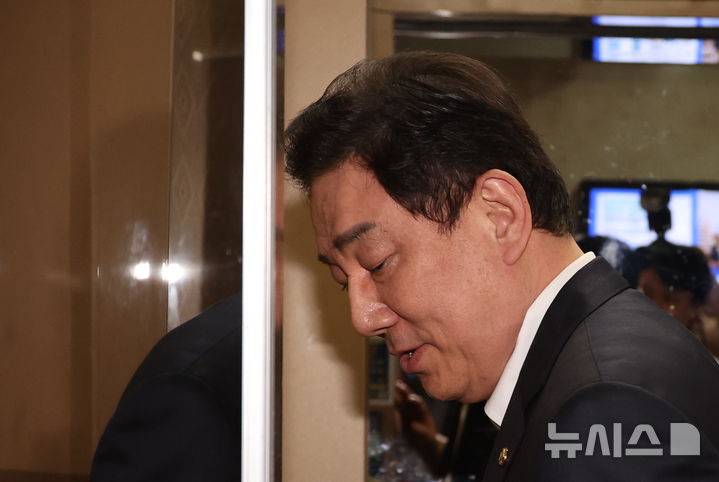 [서울=뉴시스] 최진석 기자 = 사전 구속영장이 청구된 차남 취업 특혜와 공천헌금 수수 등 13가지 비위 의혹을 받는 김병기 무소속 의원이 7일 여의도 국회 의원회관을 나서고 있다. 2026.09.07. myjs@newsis.com