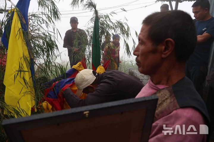 [타데(네팔)=뉴시스] 고승민 기자 = 7일(현지시간) 네팔 라수와 둔체 타데 마을에서 대홍수 실종자인 마을 청년의 장례식이 열리고 있다. 2026.09.07. kkssmm99@newsis.com