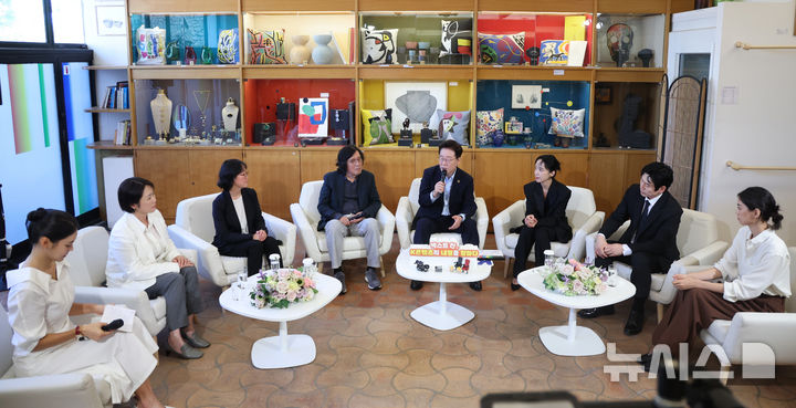 [생폴드방스=뉴시스] 조성봉 기자 = 이재명 대통령이 7일(현지 시간) 프랑스 생폴드방스 마그 재단 부티크룸에서 열린 '영화인들과 대화'에서 발언을 하고 있다. 오른쪽부터 배우 김도연, 설경구, 전도연, 이 대통령, 감독 이창동, 정주리, 김민영 넷플리스 아시아태평양(APAC) 콘텐츠 총괄 부사장. 2026.09.07. suncho21@newsis.com