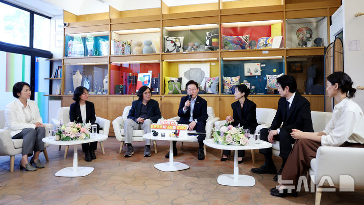 [생폴드방스=뉴시스] 조성봉 기자 = 이재명 대통령이 7일(현지 시간) 프랑스 생폴드방스 마그 재단 부티크룸에서 열린 '영화인들과 대화'에서 발언을 하고 있다. 오른쪽부터 배우 김도연, 설경구, 전도연, 이 대통령, 감독 이창동, 정주리, 김민영 넷플리스 아시아태평양(APAC) 콘텐츠 총괄 부사장. 2026.09.07. suncho21@newsis.com