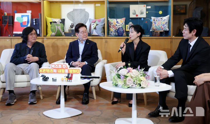[생폴드방스=뉴시스] 조성봉 기자 = 이재명 대통령이 7일(현지 시간) 프랑스 생폴드방스 마그 재단 부티크룸에서 열린 영화인과의 대화에 참석해 배우 전도연의 발언을 경청하고 있다. 왼쪽부터 이창동 감독, 이 대통령, 배우 전도연, 설경구. 2026.09.07. suncho21@newsis.com