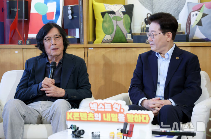 [생폴드방스=뉴시스] 조성봉 기자 = 이창동 감독이 7일(현지 시간) 프랑스 생폴드방스 마그 재단 부티크룸에서 열린 이재명 대통령과 영화인과의 대화에 참석해 발언하고 있다. 2026.09.07. suncho21@newsis.com