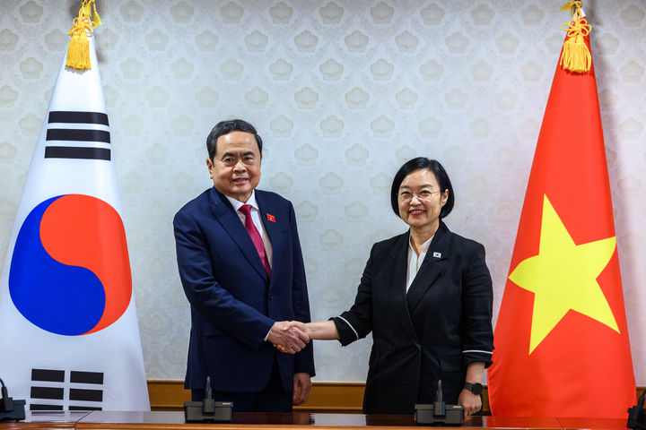 [서울=뉴시스] 조수정 기자 = 한성숙 국무총리가 7일 오후 서울 종로구 정부서울청사에서 쩐 타잉 먼 베트남 국회의장과 면담, 악수하며 기념촬영 하고 있다. (사진=총리실 제공) 2026.09.07. chocrystal@newsis.com *재판매 및 DB 금지