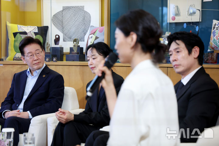 [생폴드방스=뉴시스] 조성봉 기자 = 이재명 대통령이 7일(현지 시간) 프랑스 생폴드방스 마그 재단 부티크룸에서 열린 영화인과의 대화에 참석해 배우 김도연의 발언을 경청하고 있다. 2026.09.07. suncho21@newsis.com
