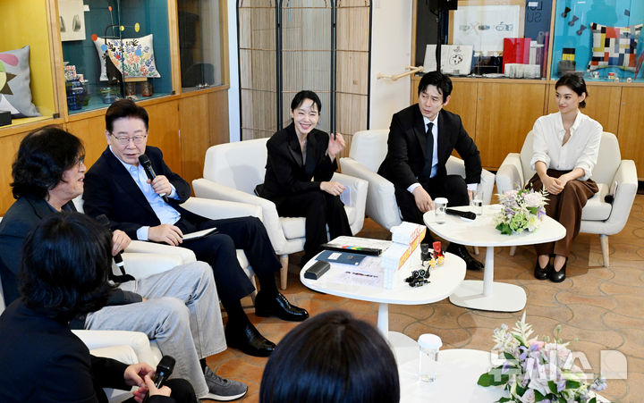 [생폴드방스=뉴시스] 조성봉 기자 = 이재명 대통령이 7일(현지 시간) 프랑스 생폴드방스 마그 재단 부티크룸에서 열린 영화인과의 대화에서 발언을 하고 있다. 오른쪽부터 배우 김도연, 설경구, 전도연, 이 대통령, 감독 이창동. 2026.09.07. suncho21@newsis.com