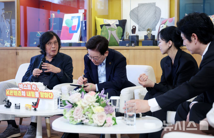 [생폴드방스=뉴시스] 조성봉 기자 = 이재명 대통령이 7일(현지 시간) 프랑스 생폴드방스 마그 재단 부티크룸에서 열린 '영화인과의 대화'에서 이창동 감독의 정책 제안을 메모하고 있다. 2026.09.07. suncho21@newsis.com