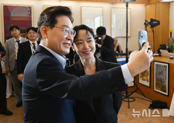 [생폴드방스=뉴시스] 조성봉 기자 = 이재명 대통령이 7일(현지 시간) 프랑스 생폴드방스 마그 재단 부티크룸에서 열린 영화인과의 대화에서 배우 전도연과 사진을 찍고 있다. 2026.09.07. suncho21@newsis.com
