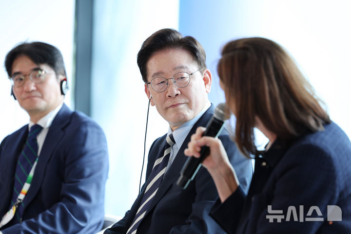 [생폴드방스=뉴시스] 조성봉 기자 = '뤼미에르 서밋' 공동의장인 이재명 대통령이 7일(현지 시간) 프랑스 생폴드방스 마그 재단 니콜 다소 홀에서 열린 영화·영상 관련 라운드테이블에서 에밀리 안토니스 미국영화협회 유럽·중동·아프리카 대표의 발언을 경청하고 있다. 2026.09.07. suncho21@newsis.com