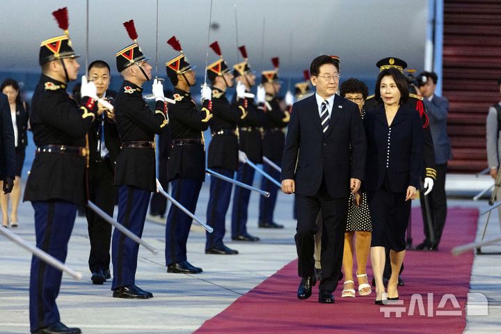 파리 도착한 이재명 대통령과 김혜경 여사