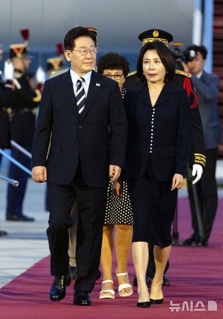 의전 차량으로 향하는 이재명 대통령 부부