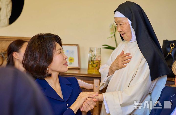 성 가정 도미니코 수녀회 수도원 방문한 김혜경 여사